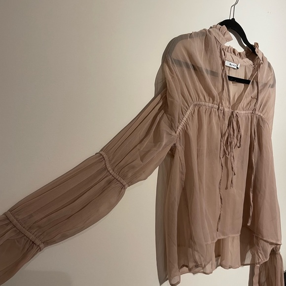 The perfect Parisian bubble blouse - Picture 4 of 7